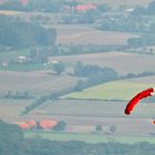 Fallschirmspringer beim Absprung über Sendenhorst (Münsterland)