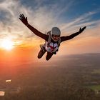 Fallschirmspringer im Sonnenuntergang