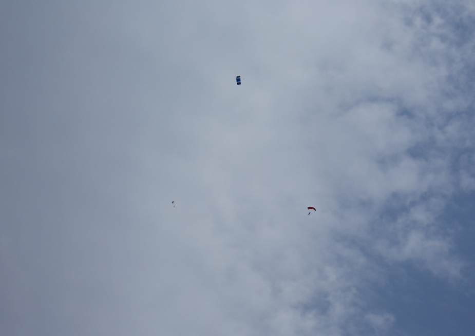 Fallschirmspringer - sie kommen