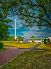 Fallturm mit Sportanlagen