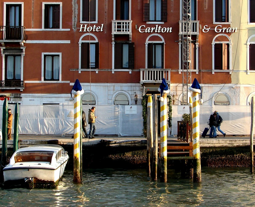 Falsche Nikoläuse haben es in Venedig schwehr......