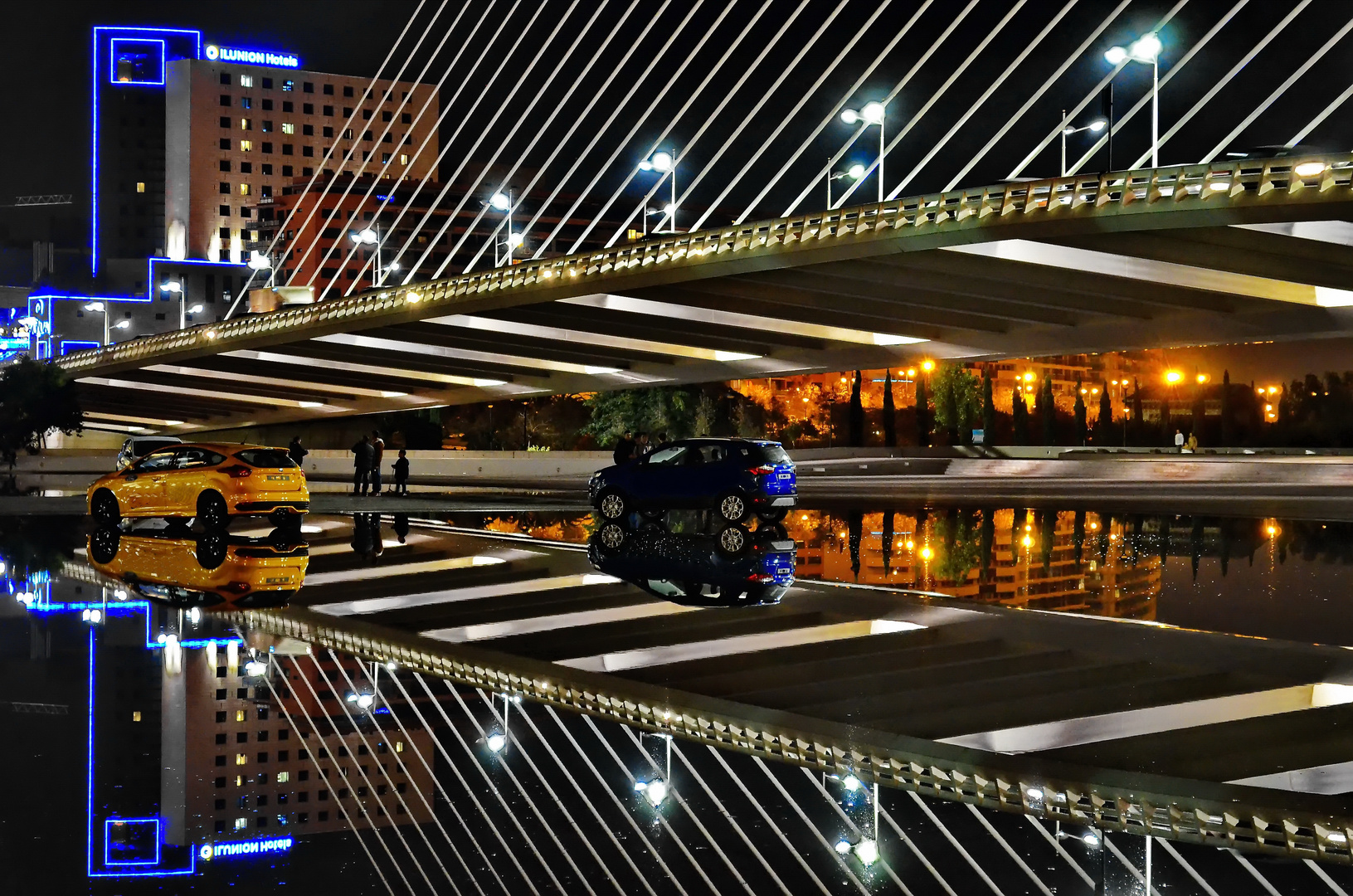 Falschparker unter der Brücke