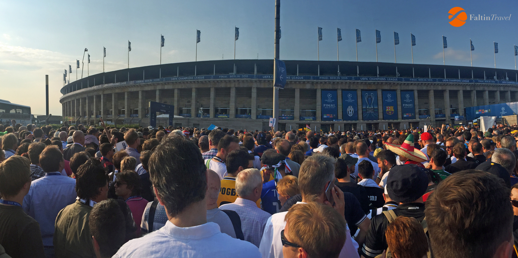 Faltin Travel Reisegäste vor dem Berliner Olympiastadion