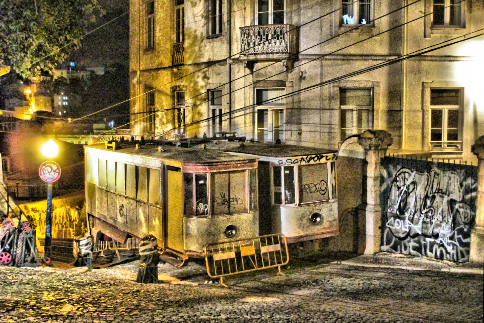 Fame is but a transient shadow (Escalador da Gloria, Lisboa 2013)