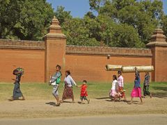 Famigliola in trasferta a Bagan, Myanmar