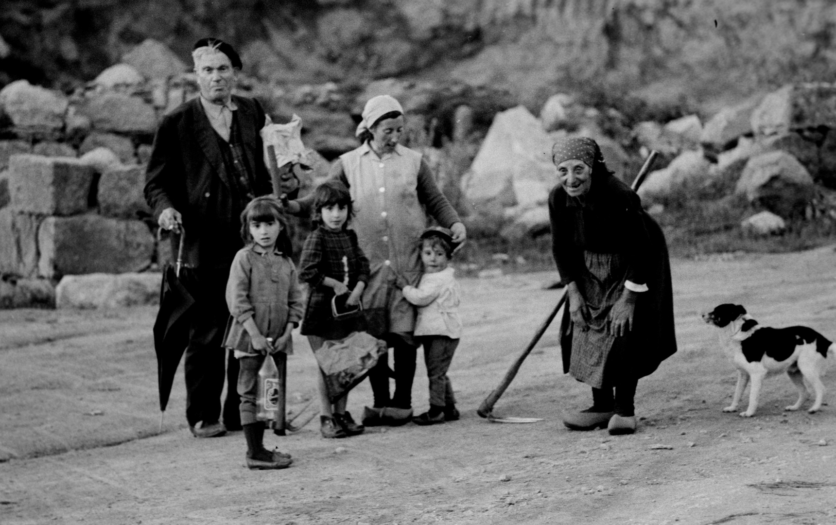 FAMILIA CAMPESINA CON PERRO