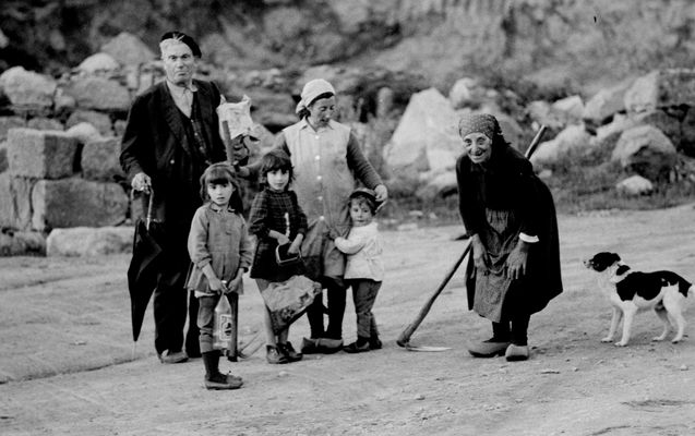 FAMILIA CAMPESINA CON PERRO
