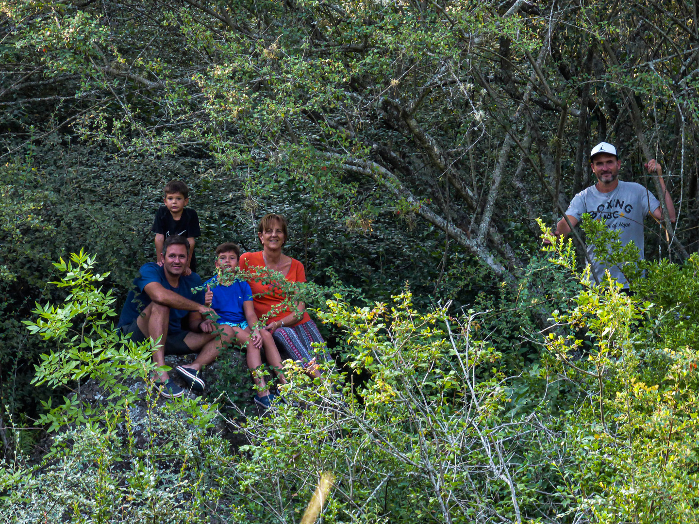 Familia feliz disfrutando del entorno