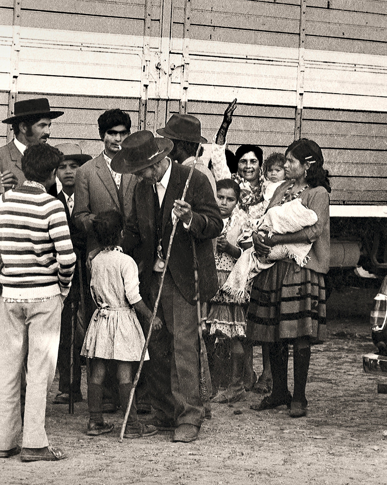 Familia gitana, con saludo