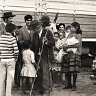 Familia gitana, con saludo