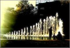 Familie am Brunnen