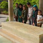 Familie am Grab von Hafiz