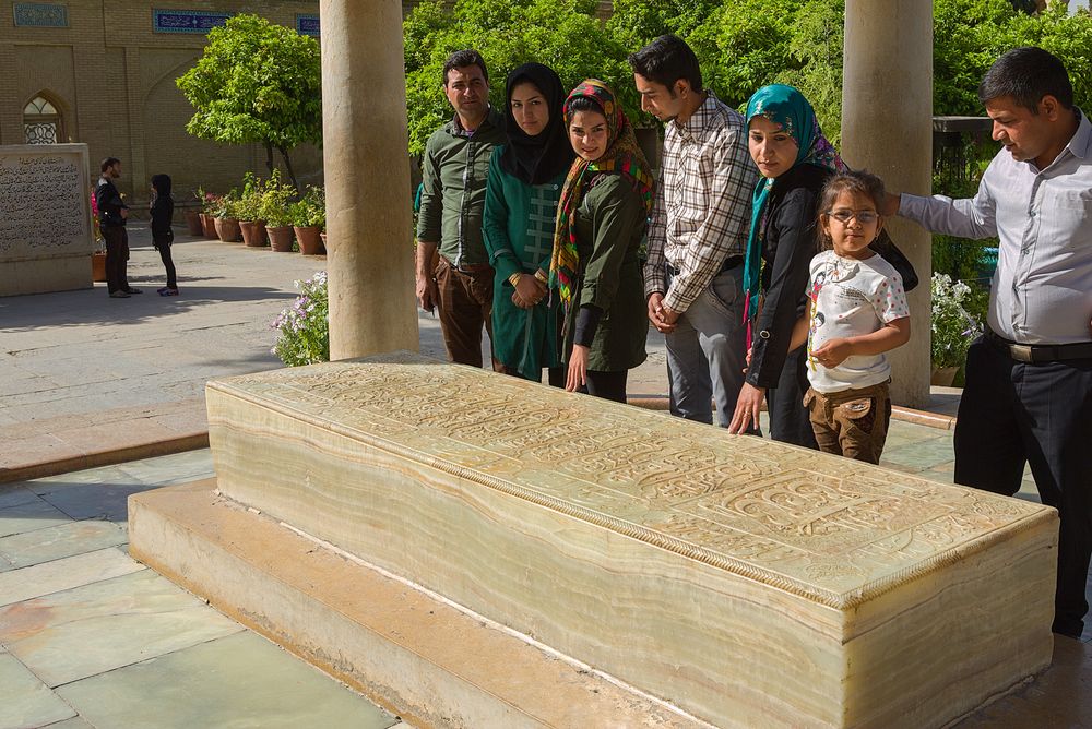 Familie am Grab von Hafiz