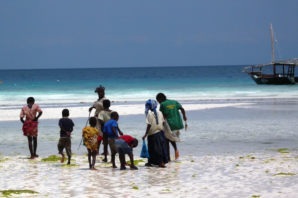 Familie am Strand auf Sansibar