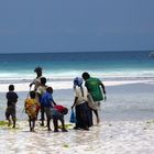 Familie am Strand auf Sansibar