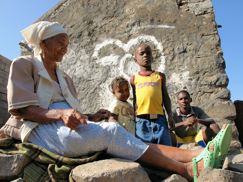 Familie am Straßenrand auf Cabo Verde