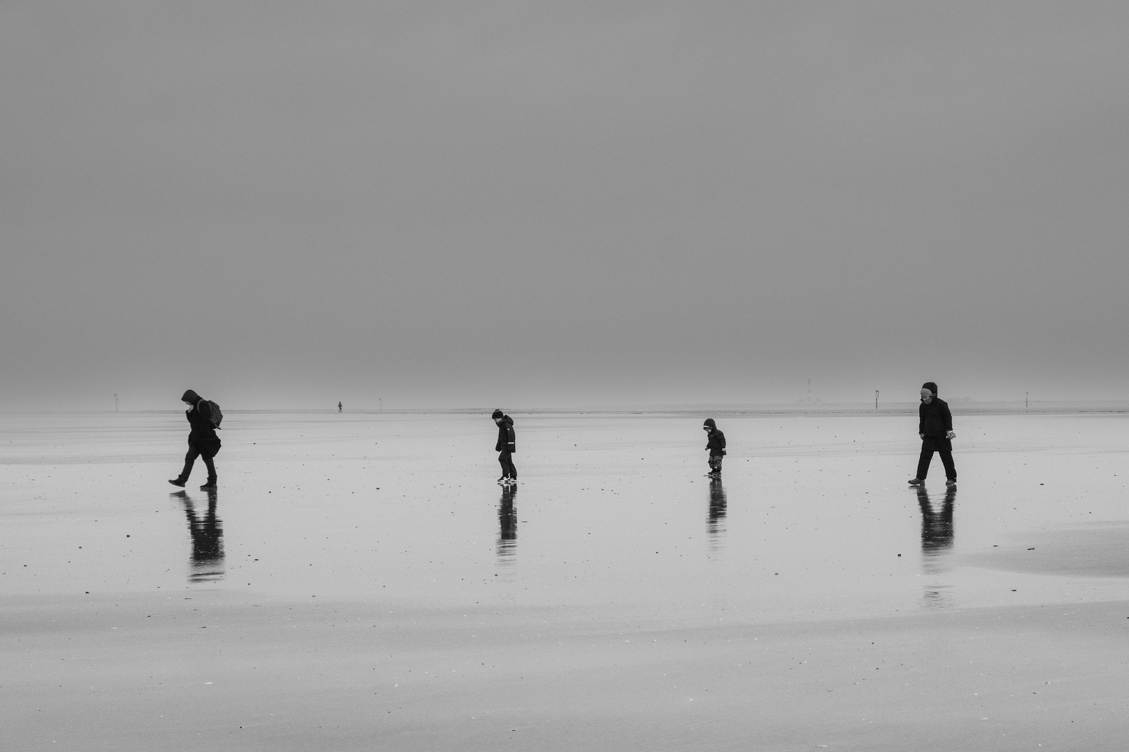 Familie am weiten Strand