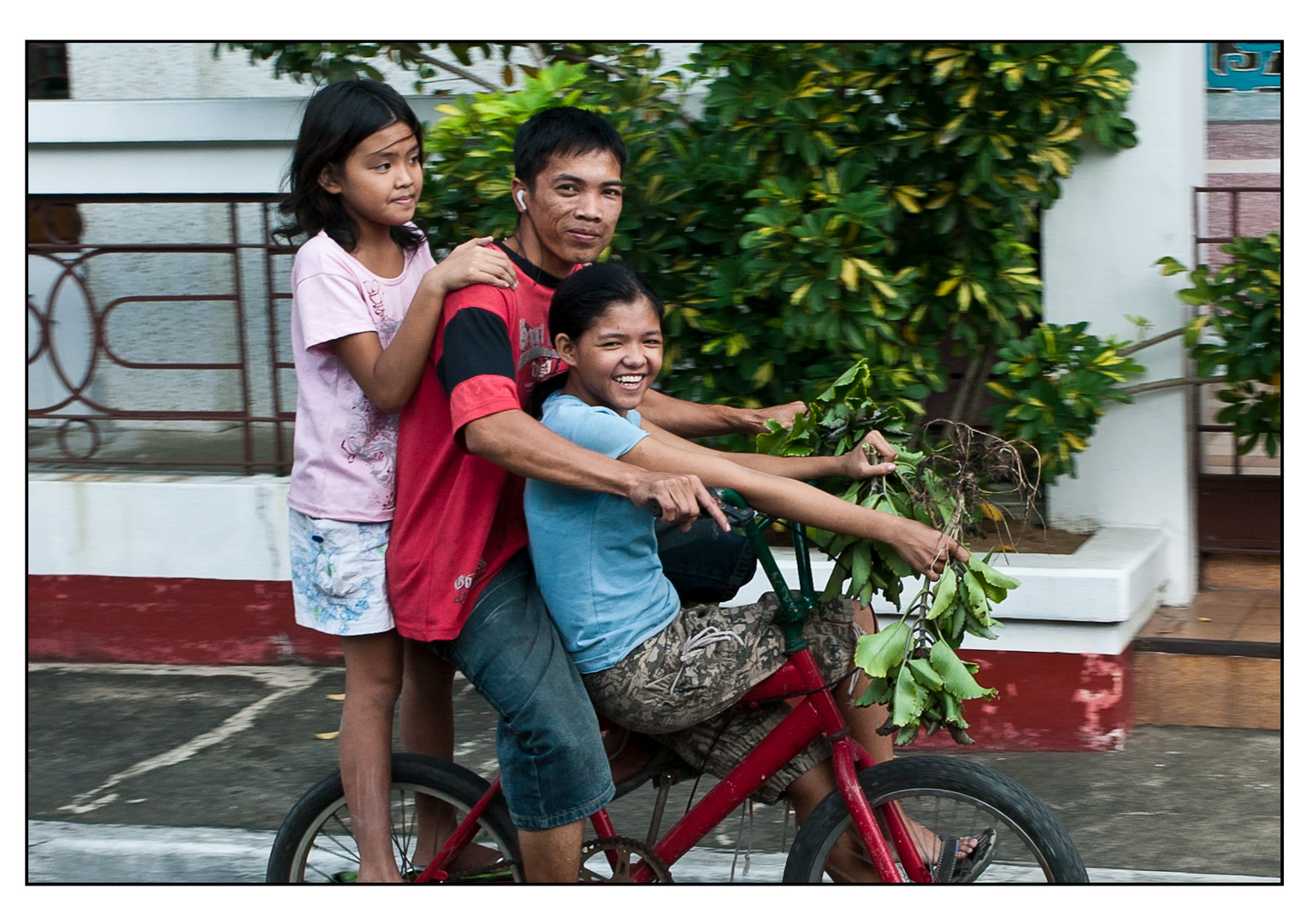 Familie auf dem Chinese Cemetery in Manila