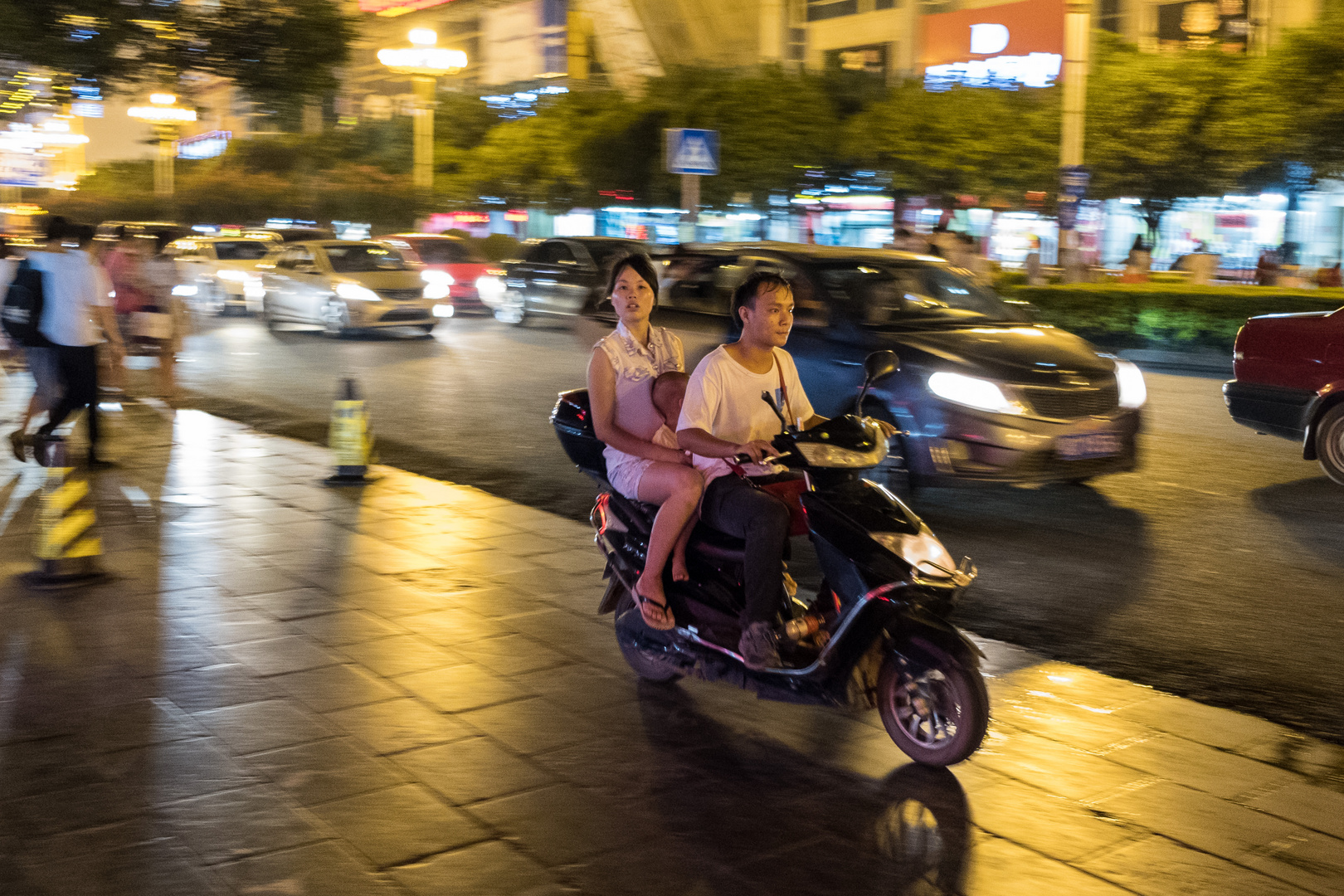 Familie auf Moped