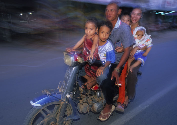 Familie auf Moped in Kambodscha