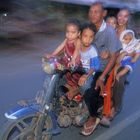 Familie auf Moped in Kambodscha