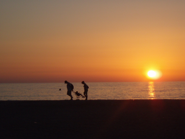 Familie im Sonnenuntergang