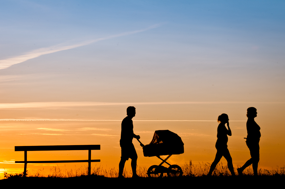 Familie im Sonnenuntergang