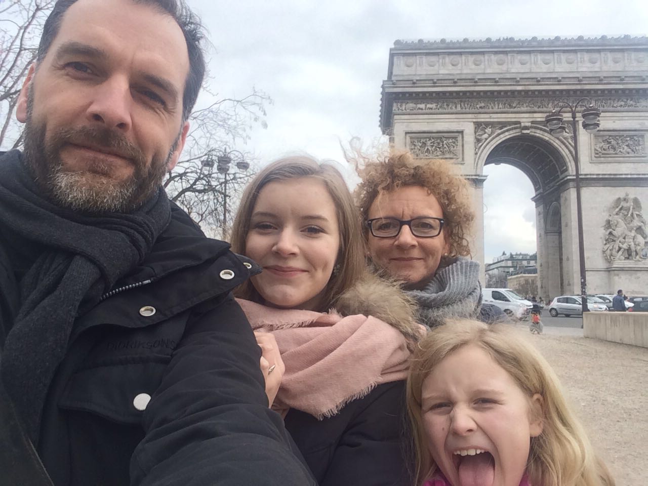 Familie in Paris-Triumpfbogen