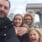 Familie in Paris-Triumpfbogen