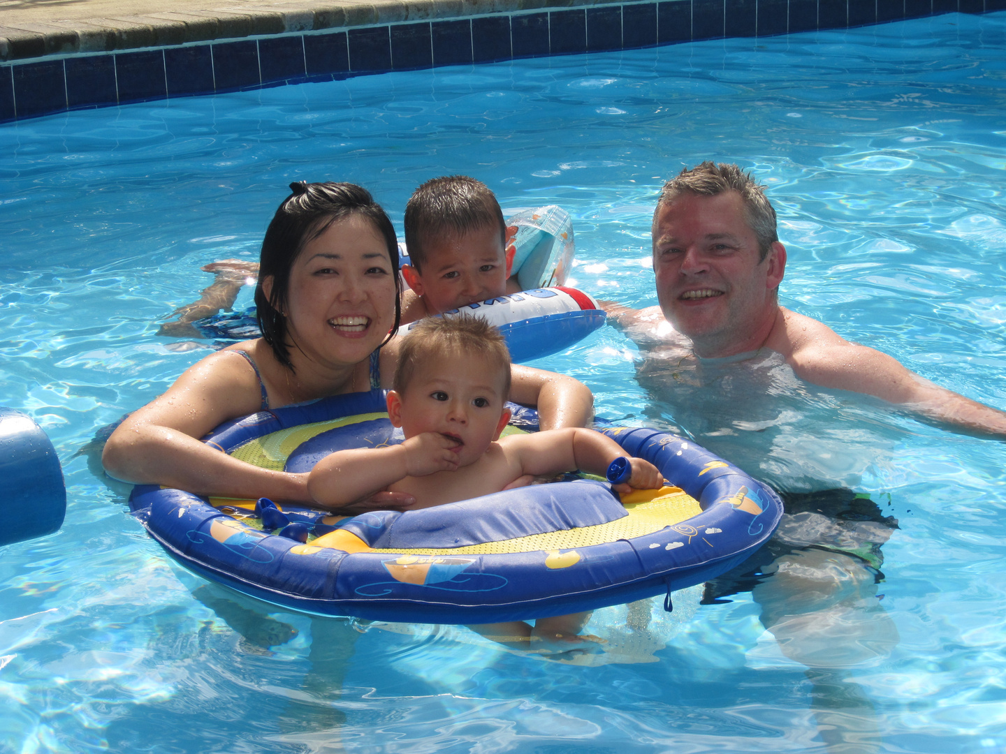 Familie Steiner im Pool