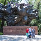 Familie vor dem Panfilow-Denkmal in Almaty