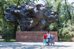 Familie vor dem Panfilow-Denkmal in Almaty