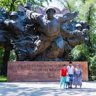 Familie vor Kriegsdenkmal