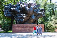 Familie vor Kriegsdenkmal