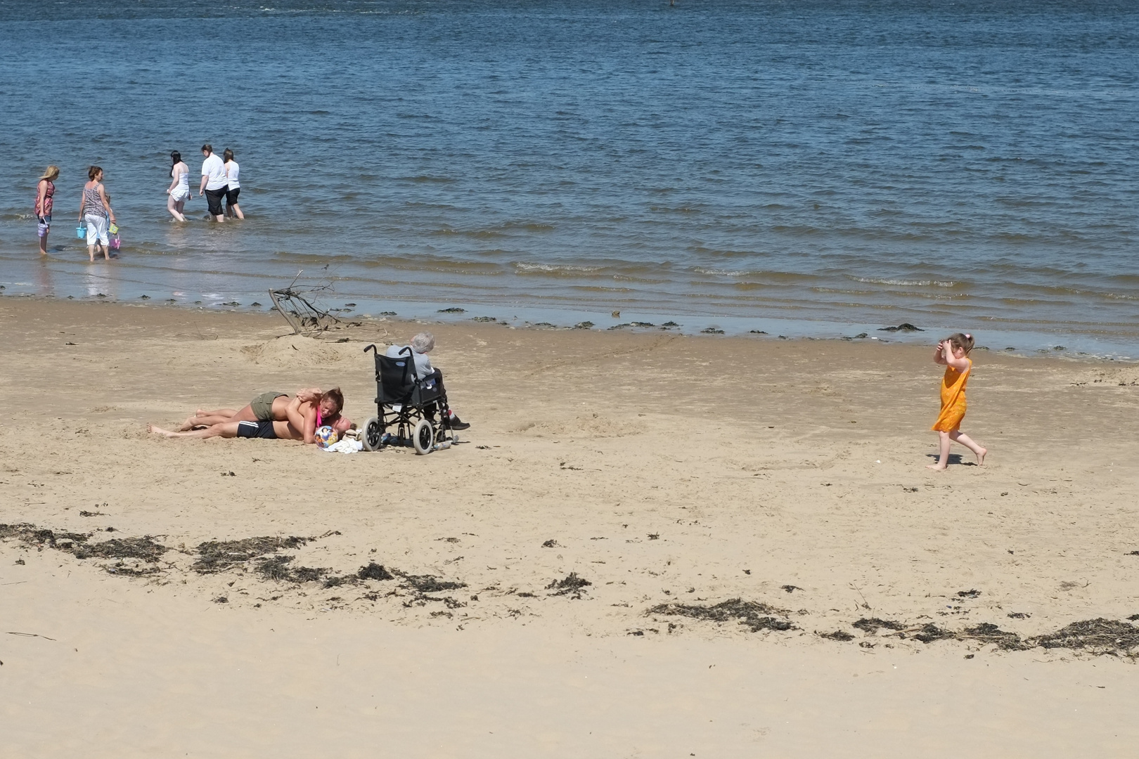 Familiegenerationen am Strand