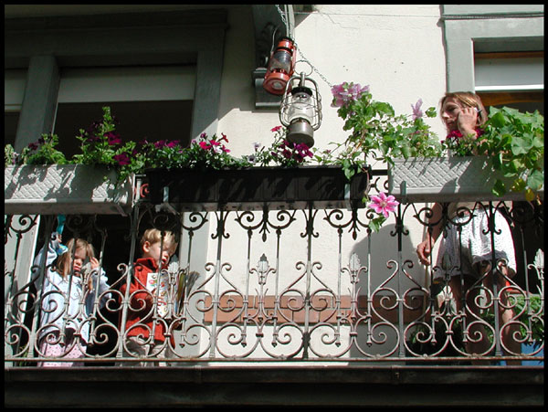 Familien Idylle auf dem Balkon