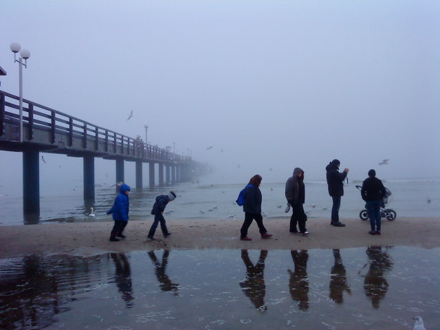 Familienausflug im Winter am Meer