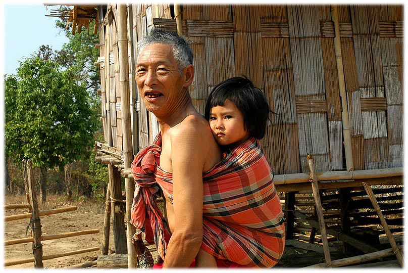 Familienbande (Großvater mit Enkelin) in einem Bergdorf nördlich von Chang Mai