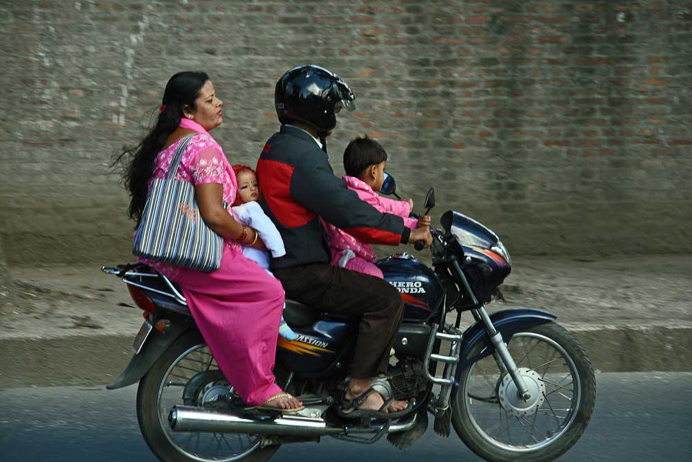 Familienfahrzeug in Nepal