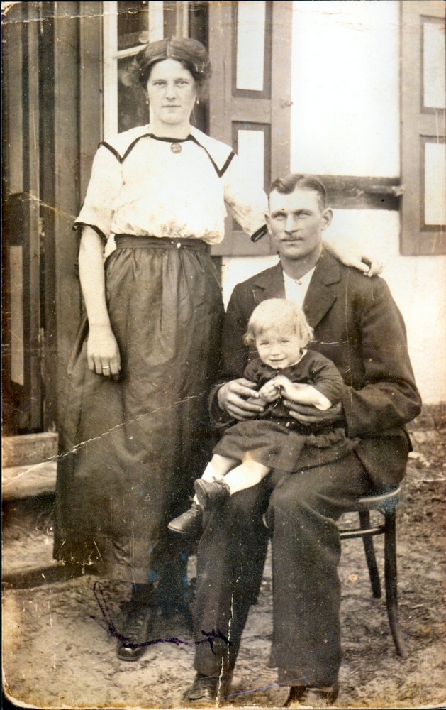 Familienfoto: Vater, Mutter, Kind - 1922