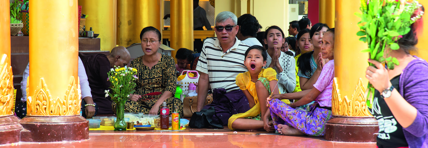 Familiengebet in der Shwedagon-Pagode