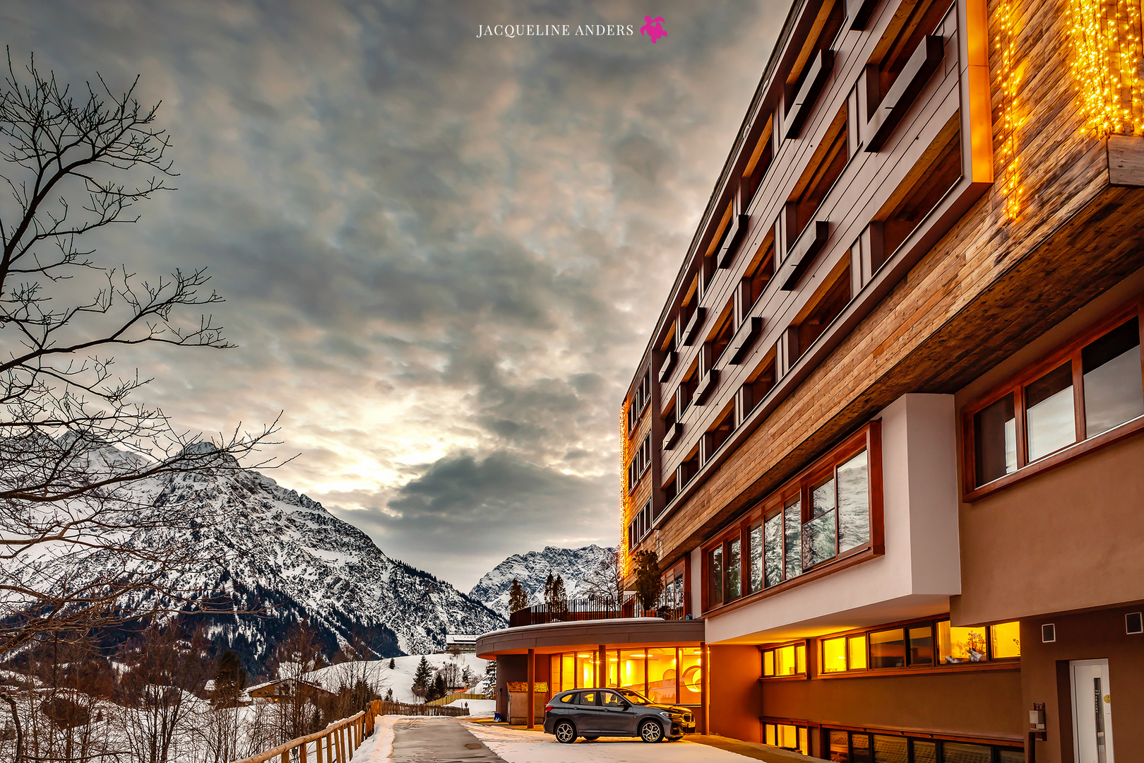 Familienhotel vor einer grandiosen Bergkulisse im Abendlicht