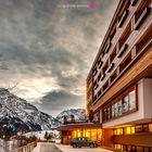 Familienhotel vor einer grandiosen Bergkulisse im Abendlicht