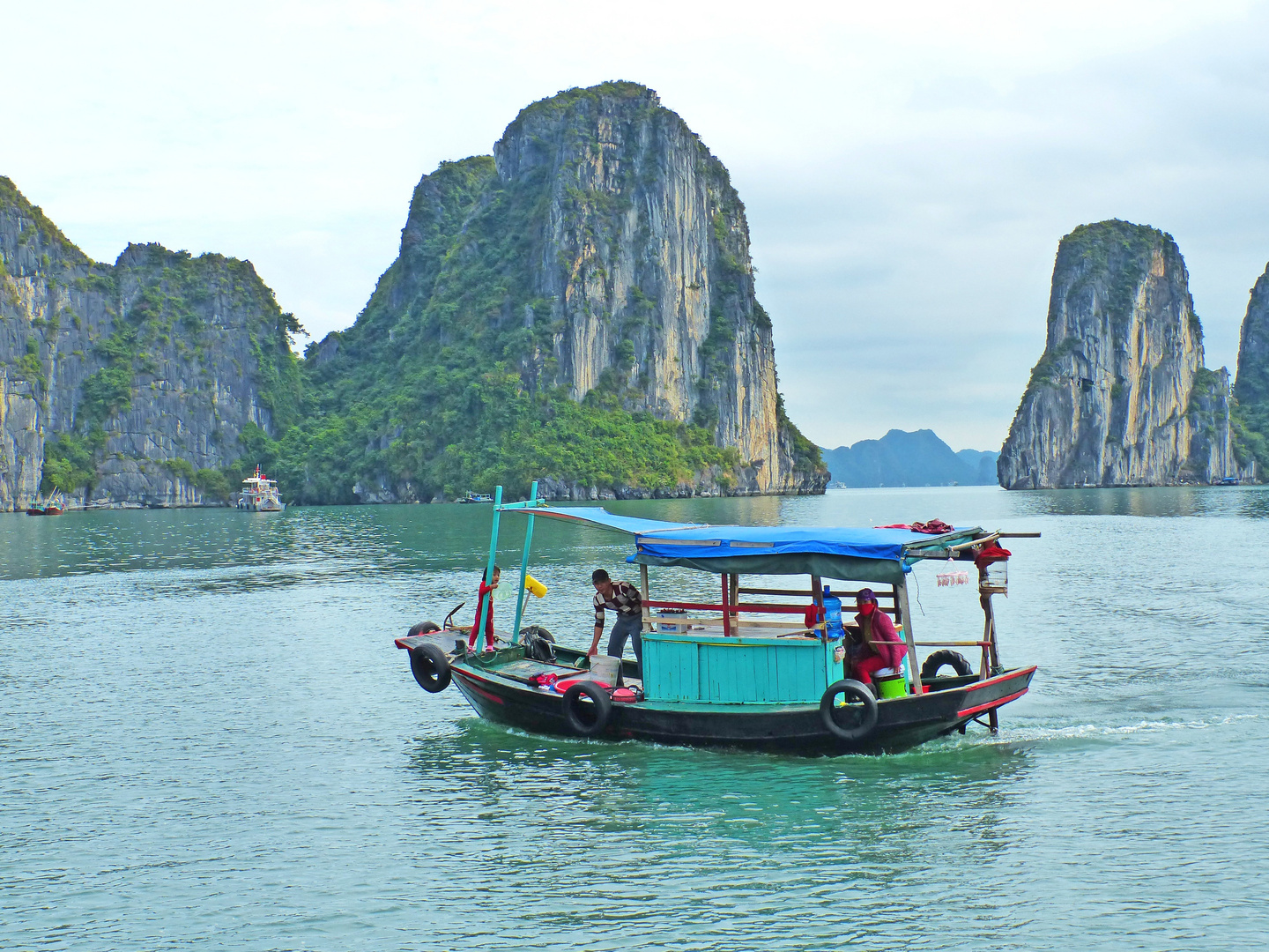 Familienleben auf dem Wasser. Halongbucht, Vietnam