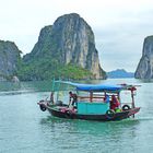 Familienleben auf dem Wasser. Halongbucht, Vietnam