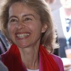 Familienministerin von der Leyen lächelt auf dem Katholikentag