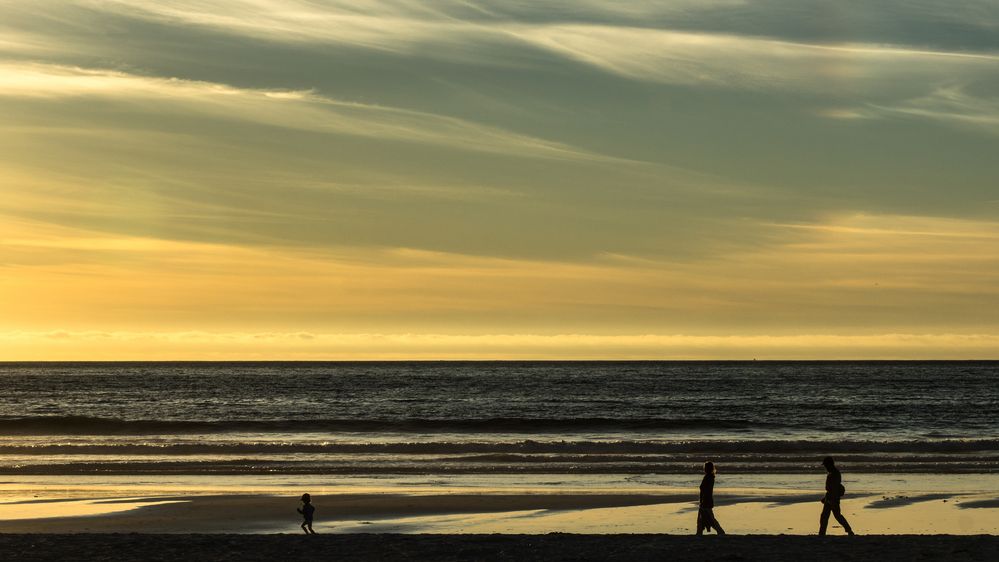 Familienstrandspaziergang