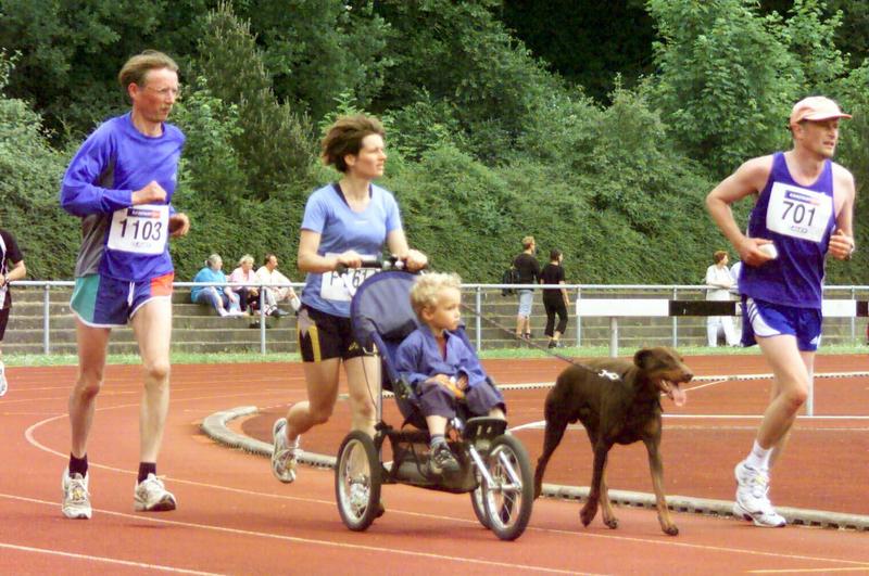 Familyrun mit Babyjogger und Hund beim Lübeck Marathon 2002