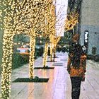 FAMOUS ACTRESS WALKING A NEW YORK STREET IN THE SNOW