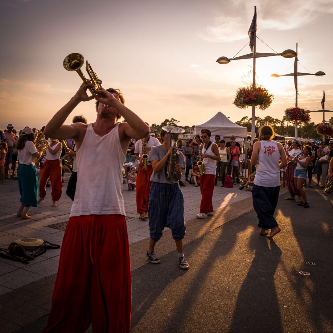 Fanfare auf der Strandpromenade